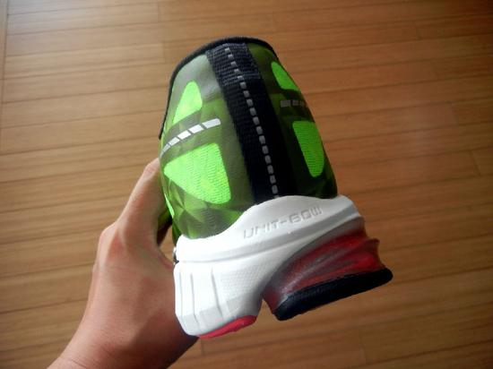 　　鞋子的鞋跟运用反光材质进行了反光工艺设计，在兼顾美观的同时为夜跑爱好者提供了更加安全的多重保障。