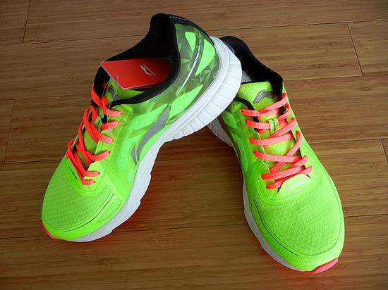 　　鞋子的鞋身采用了荧光嫩绿的颜色，搭配着红色的鞋带和白色的中底，配合上鞋身LOGO与鞋带的撞色设计，显得更加时尚、潮流。鞋子上还挂有李宁跑步的二微码及鞋子使用保养说明书。