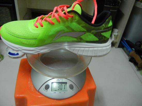 再来看一下鞋子的重量，301克，（实际应该在290多克，我的秤有七八克的误差）很是轻便。