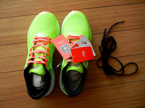 　　鞋带采用了传统的系带方法，荧光嫩绿的鞋面配着红色的鞋带更多了一些青春，靓丽的元素。（鞋盒内还自带了一双黑色鞋带，但个人认为还是红色更好看）