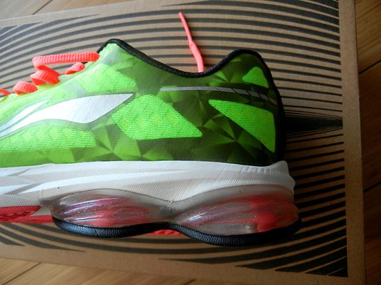 鞋子腰身采用了更为通透的MONO纱材质与单层网布结合的形式，能更好的保证良好的透气性。