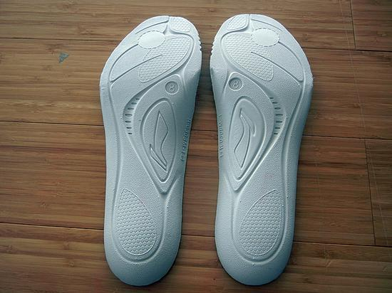 　　鞋垫底部根据足部结构进行了合理的设计，更好的分散了运动过程中脚部的受力点，使您在运动过程中脚部更加舒适。