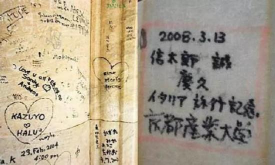 日本学生在意大利教堂涂鸦。