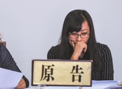 原告席上的刘艳丽女士。京华时报记者 王苡萱 摄