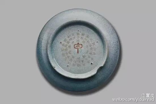 新石器时期的玉版也被乾隆皇帝题诗刻字，还配上了底座变成屏风的样式……请问您问过玉的意见吗？ 