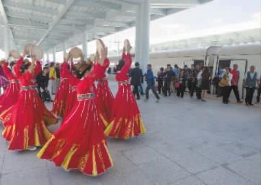 延吉西站，演员身着民族服装欢迎列车进站