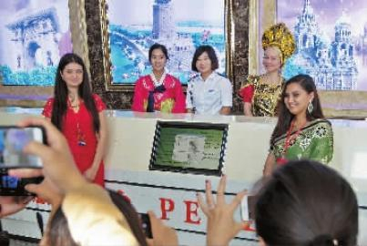 珲春站，为五个国家乘客服务的乘务员和志愿者