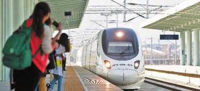 珲春站，高铁缓缓驶入，人们翘首以盼