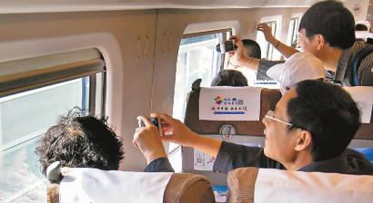 乘坐高铁的旅客忙着拍窗外的美景 本组图片 新文化记者 蒋盛松吴廷