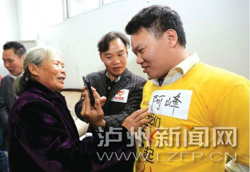 阿峰和妈妈见面时激动不已