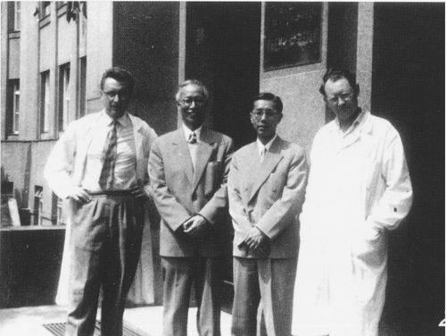 1960年，黄鸣龙（左二）与周维善（左三）在捷克科学院有机和生化研究所前合影（周维善供图）