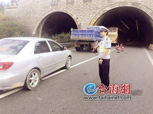 ▲高速交警在指挥交通