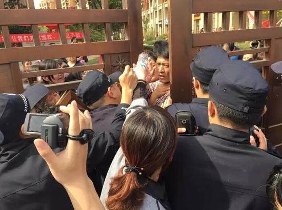 小区业主堵住大门不让别人进入 记者杜林 摄