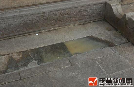 粤东会馆门前的黄色液体，深深拷问着我们的市民素质。
