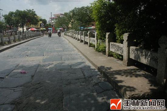 历经400多个春秋的云龙桥风采依旧，但每一个栏杆都被喷上了“新文身”。