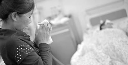 连续不眠不休地照顾儿子，汪玉英的眼泪都快流干了