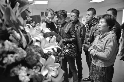 爱心人士为小硕捐款并送来鲜花