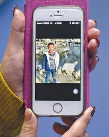 男孩受伤前的照片，他或许再也看不见这张照片了 新文化记者 郭亮 摄