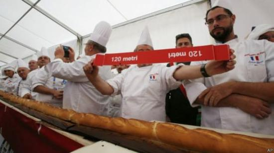 面包全长120米（图片来源：美联社）