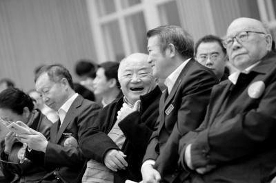 昨天，钱理群教授（右三）在敬老活动现场谈笑风生。京华时报记者 张沫 摄