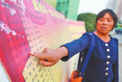 在南阳一中的门前，杜林的名字还张贴在光荣榜上。