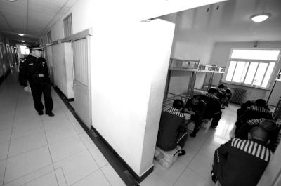 民警巡视监舍。