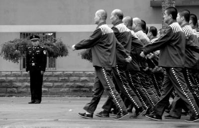 服刑人员正在操场上进行队列训练。