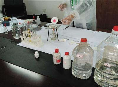 用2滴敌敌畏勾兑酒精，滤纸中心最终出现鲜艳的红色。