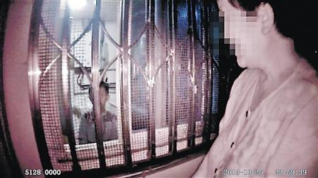 民警通过厨房窗户安慰被反锁家中的小男孩 渝中警方供图