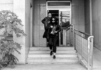 侯俊杰（戴墨镜）和女儿一同离开法院。京华时报记者王苡萱摄