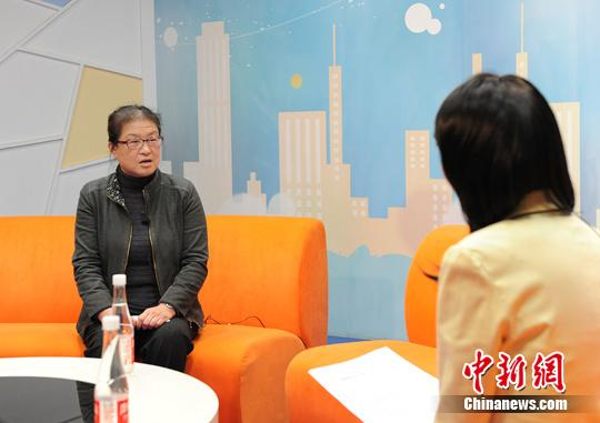 　　中国人民大学人口与发展研究中心副主任、社会与人口学院人口学教研室主任刘爽教授做客中新网，解读全面“二孩”政策。 中新网 李卿 摄