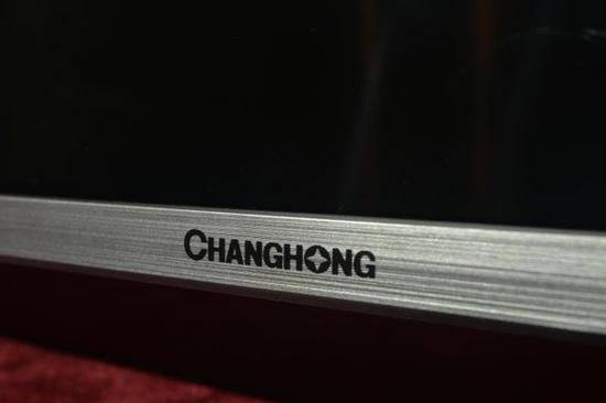 长虹49U3C电视LOGO特写，金属拉丝工艺的底边质感十足有木有？