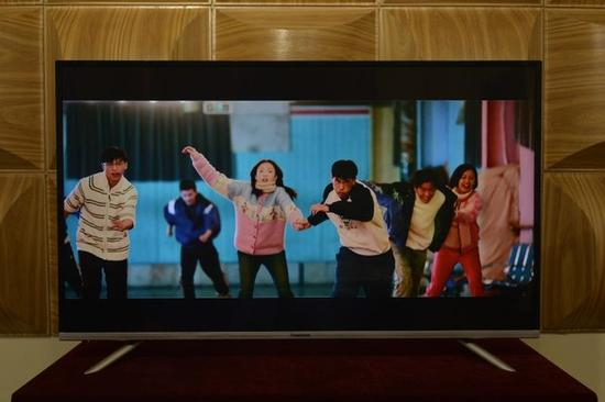 色彩鲜明，人物衣服、面部肤色甚至被打出来的“血”，这一切都那么真实。