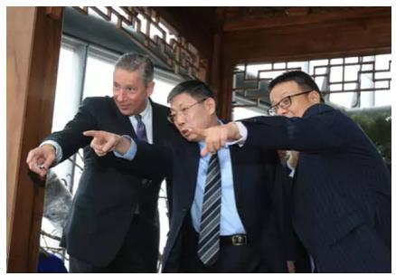 美铝公司董事长兼CEOMr.Klaus-ChristanKleinfeld、上海市委副书记上海市市长杨雄与易居中国董事长兼宝库中国董事长周忻（从左至右）