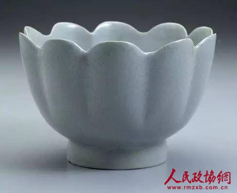 宋汝窑青瓷莲花式碗
