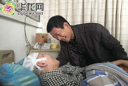 看到女儿听自己说话能有反应，杨大国很兴奋。 记者 黄宇 摄