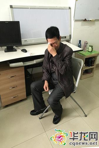 谈起昏迷之初的那些情景，杨大国仍忍不住眼泪。 记者 黄宇 摄