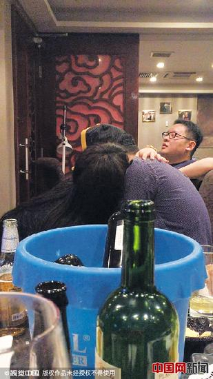 香港富二代组饭局左拥右抱 15位美女同场争宠