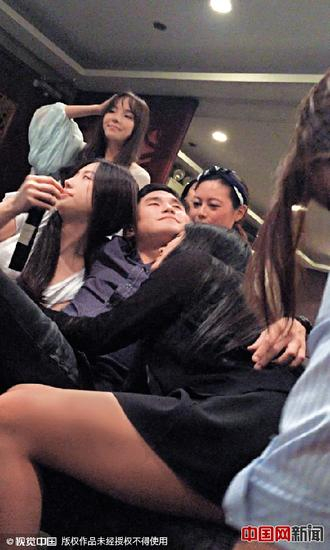 香港富二代组饭局左拥右抱 15位美女同场争宠