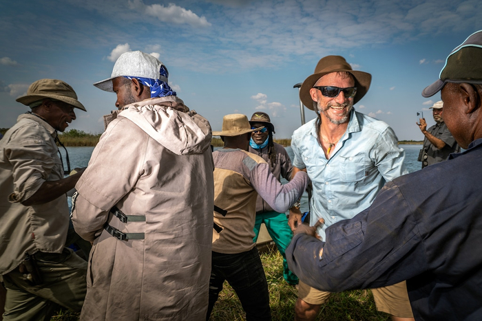 史蒂夫・博伊斯与探险队在隆圭本古河探险的最后一天到达河岸时庆祝，河流在此处从安哥拉穿过边界进入赞比亚，并汇入赞比西河。 ©National Geographic/Jen Guyton