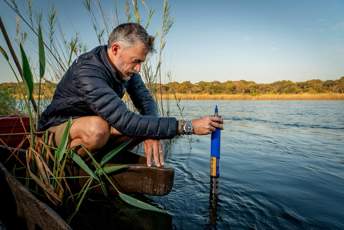 史蒂夫・博伊斯使用先进仪器收集隆圭本古河的水质数据。©National Geographic/Jen Guyton