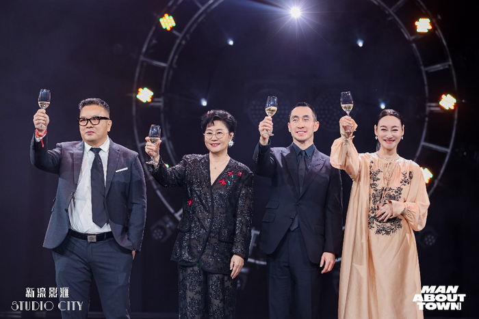 导演麦兆辉、李少红、新濠集团主席兼行政总裁何猷龙先生与演员惠英红共同举杯庆祝盛典开幕