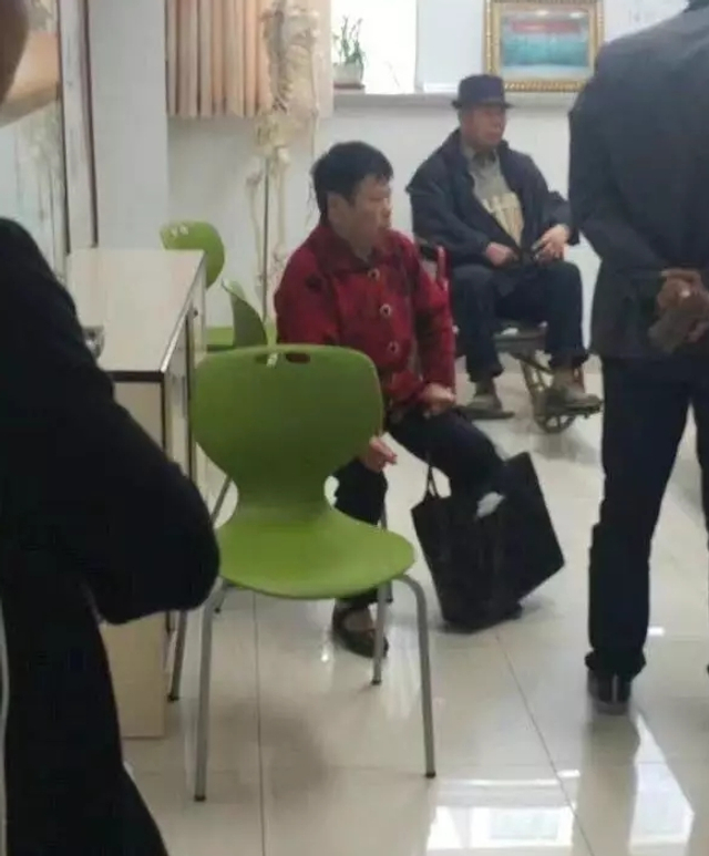 安徽某医院有人疑似绑雷管 特警消防全出动