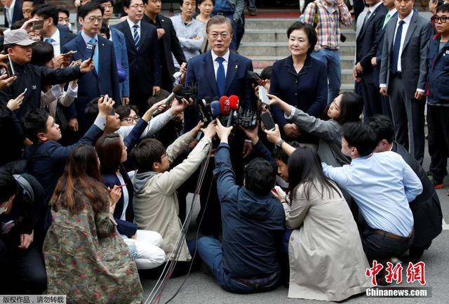 韩国总统选举进入最后阶段 候选人携家属投票