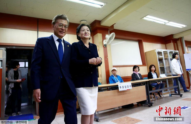 韩国总统选举进入最后阶段 候选人携家属投票