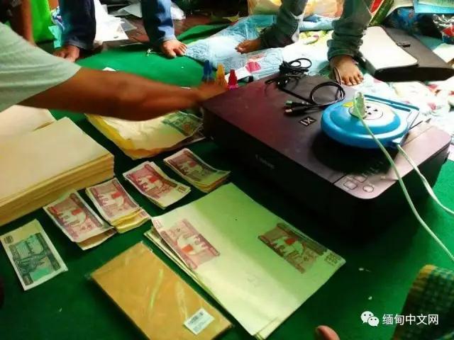 银行职员打印机印假币并花掉