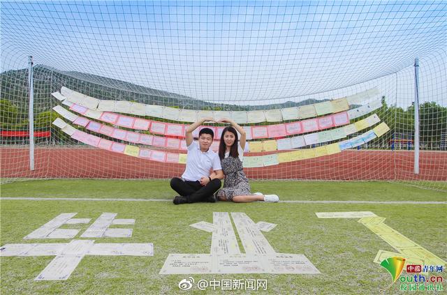 学霸情侣花式虐狗!晒137张证书 约定毕业不分手
