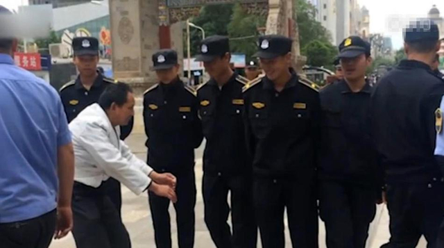 昆明城管整顿露天盲人按摩 嬉笑戏耍盲人