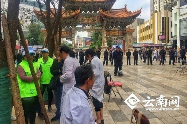 昆明城管整顿露天盲人按摩 嬉笑戏耍盲人