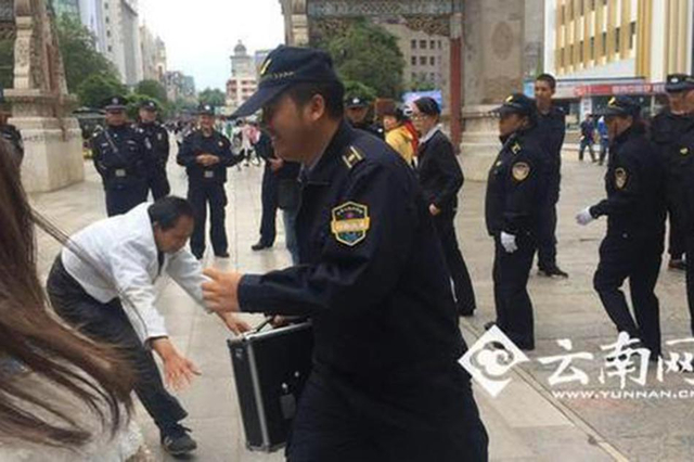 昆明城管整顿露天盲人按摩 嬉笑戏耍盲人